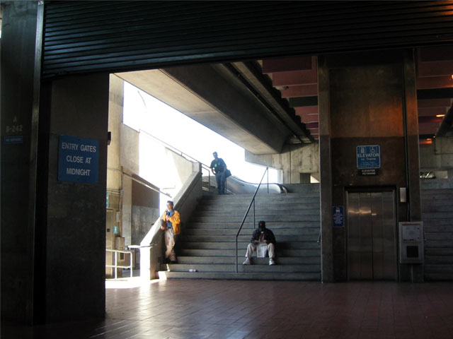 写真：Coliseum/Oakland Airport 駅