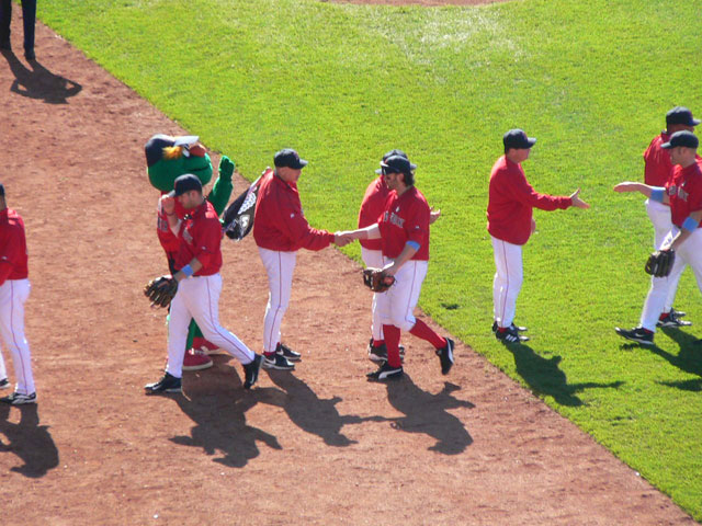 写真：勝利の握手