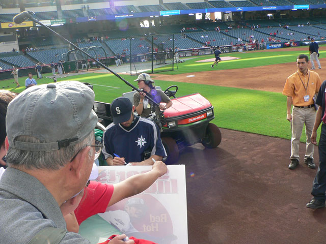 写真：イチローサイン中！！！