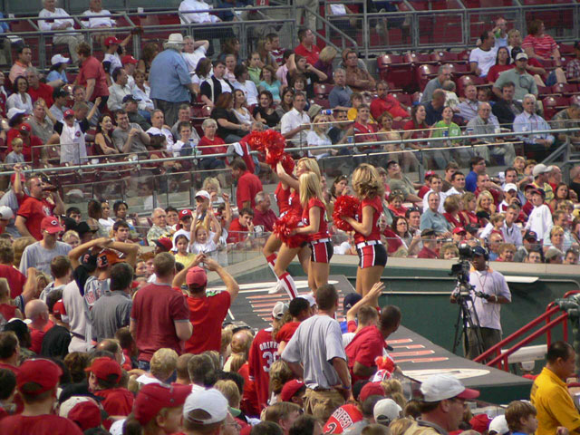 写真：Reds Cheerleader